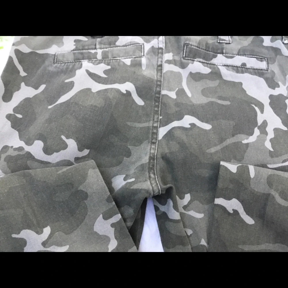 Forever 21 Women’s Distressed Camo skinny pants - Picture 6 of 8